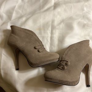 Apt 9 Never worn suede bootie size 8 runs small